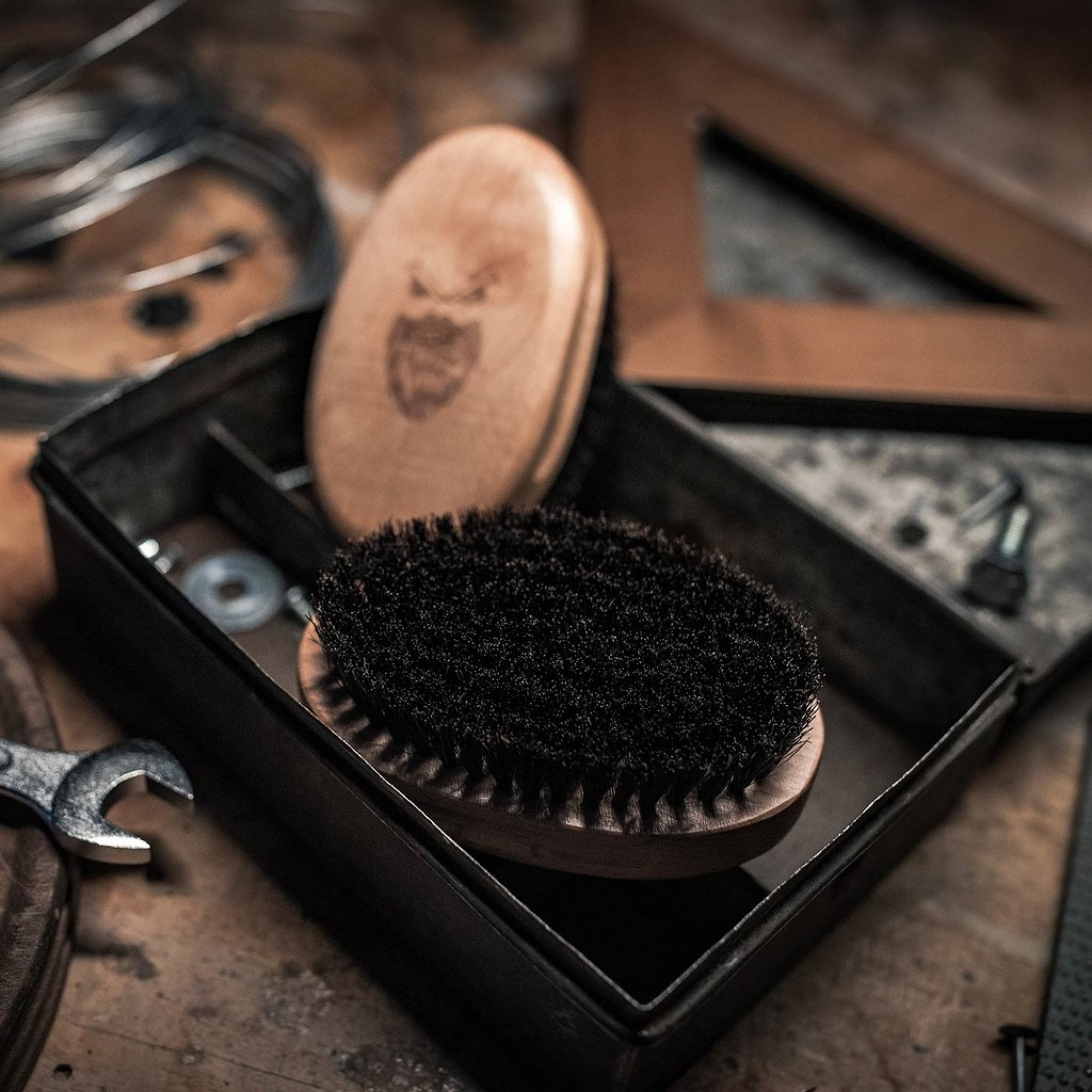 Angry Beards Gentler - dřevěný kartáč na vousy (měkčí štětiny)