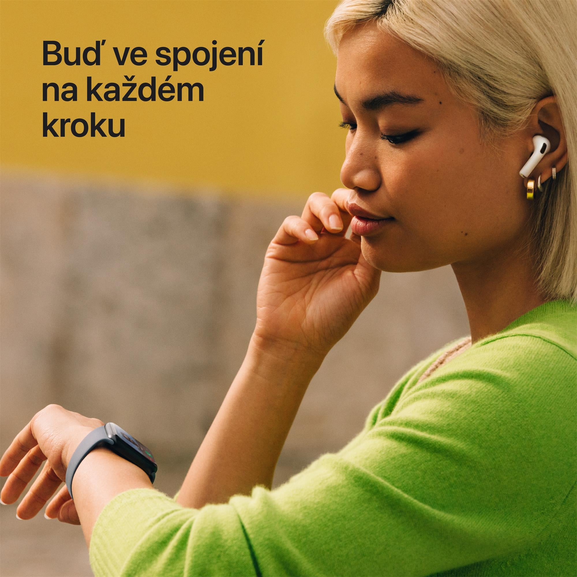 Apple Watch SE 3 GPS + Cellular 44 mm, hliníkové puzdro v odtieni Starlight s remienkom Sand Sport – S/M