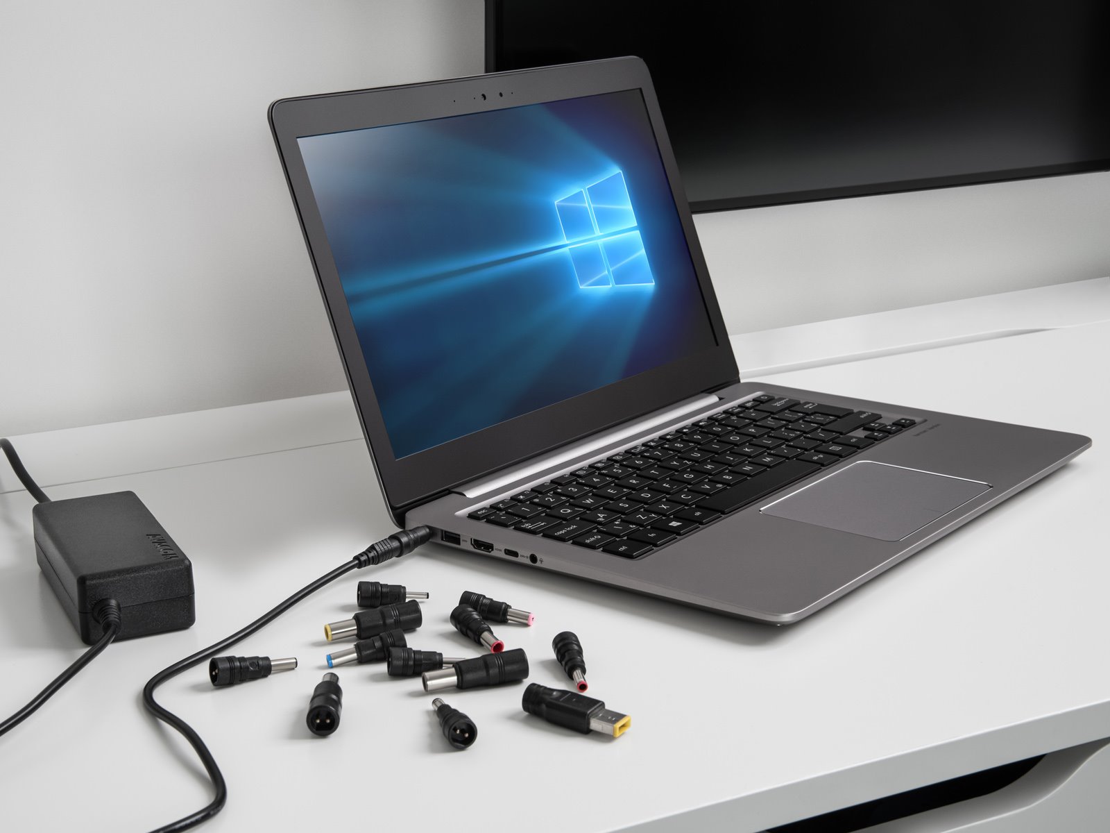 AVACOM QuickTIP 65W - univerzálny adaptér pre notebooky + 13 konektorov ADAC-UNV-A65W