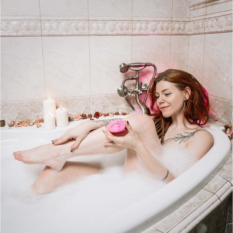 BusyB Peelingové mýdlo Becky Blossom 100 g