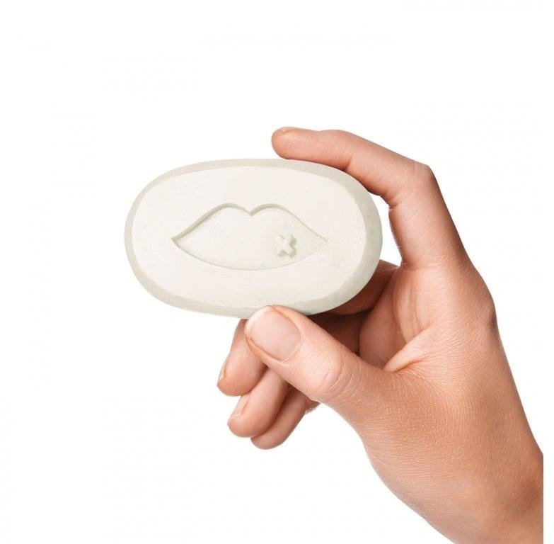 BusyB Tuhý šampon na vlasy Becky Blossom 70 g