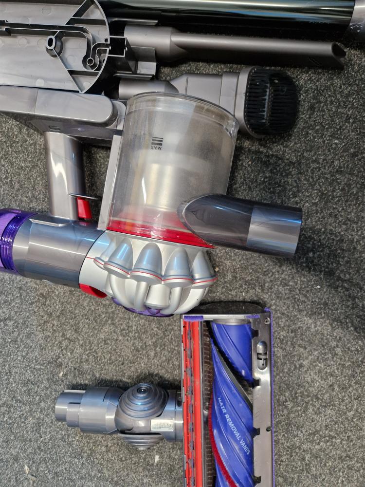 Dyson V8