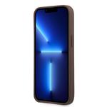 Guess PU 4G Kovový zadný kryt s logom pre iPhone 14 Pro Max Brown