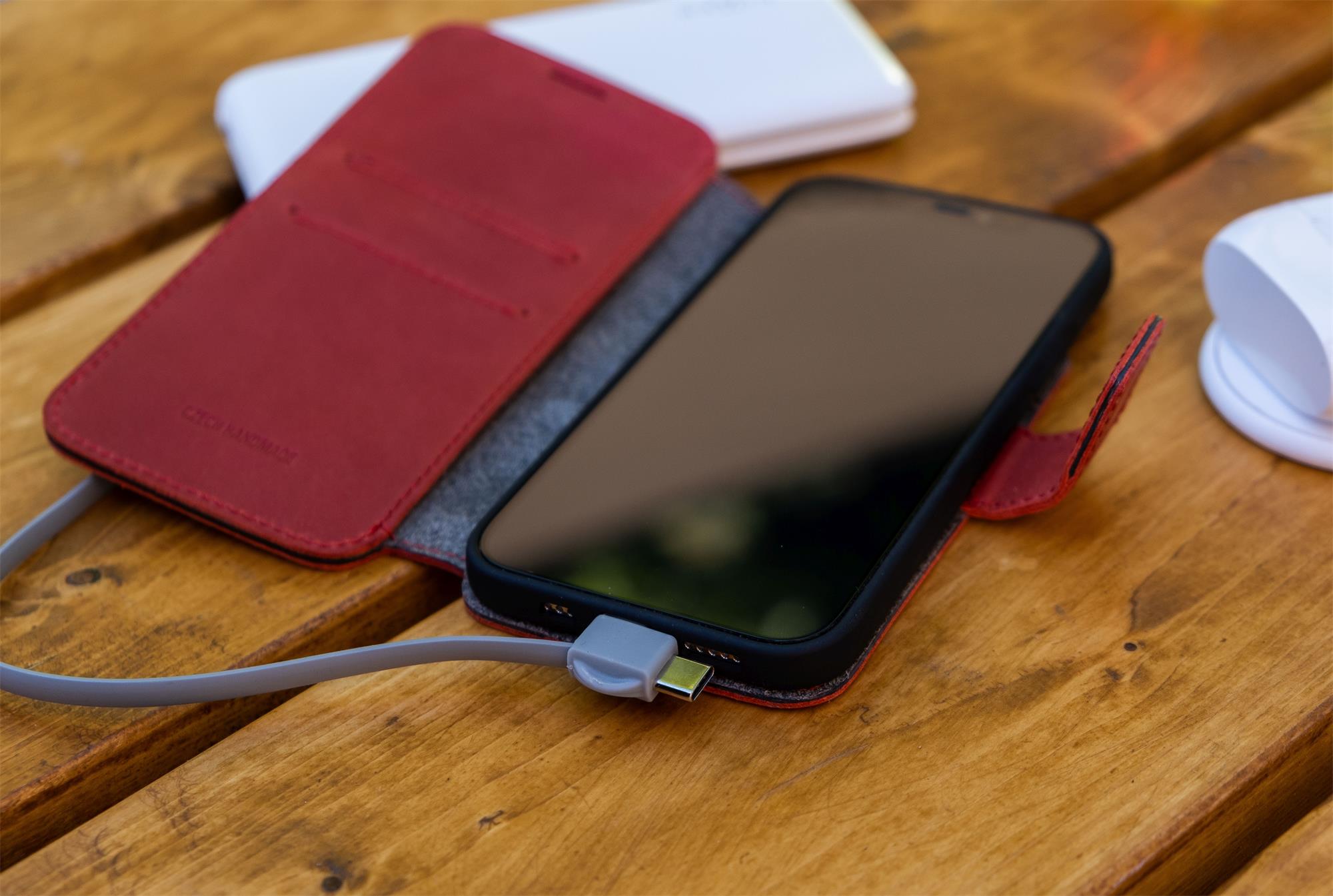 Kožené puzdro typu kniha FIXED ProFit pre Apple iPhone 13, červené