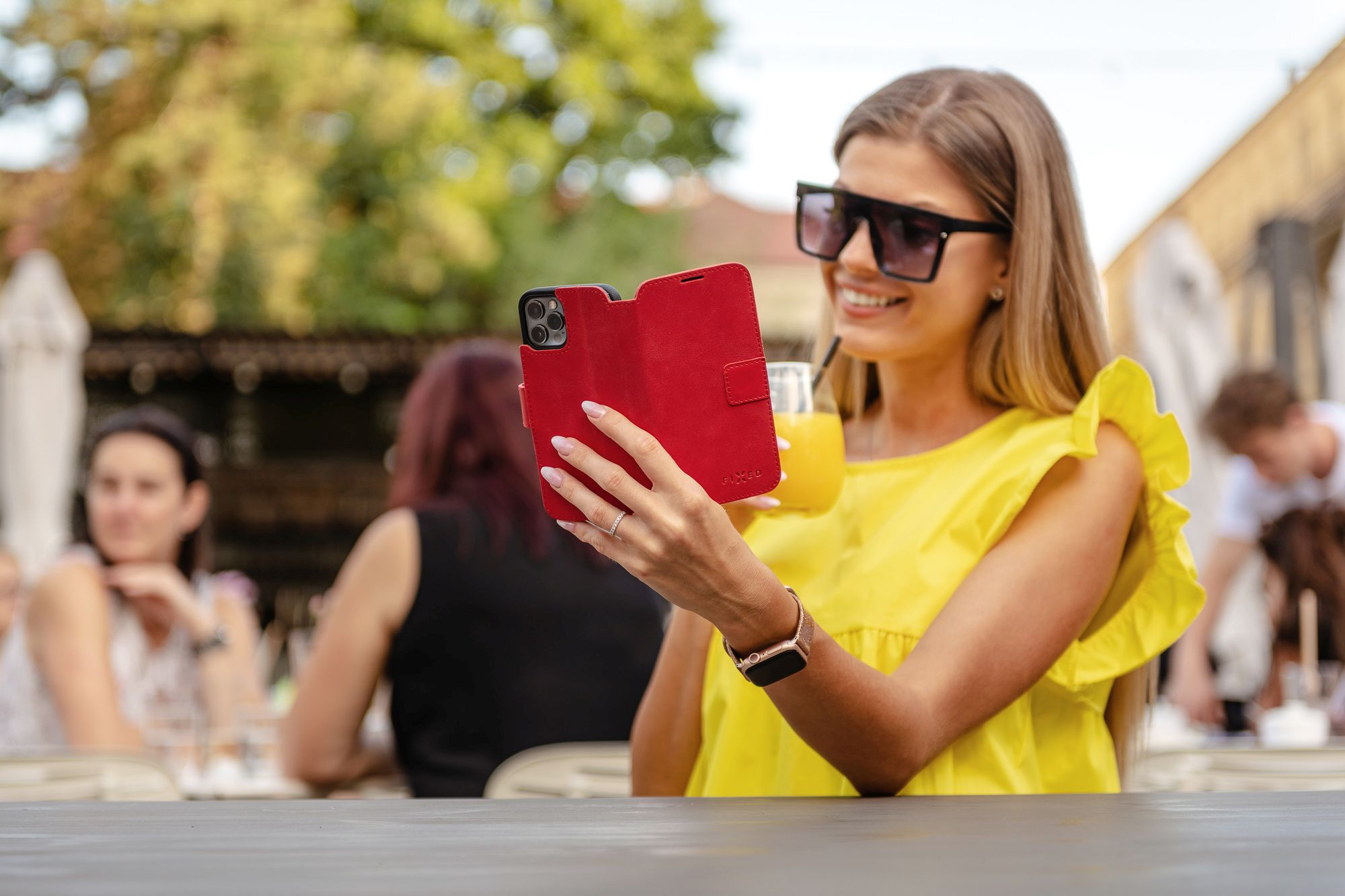 Kožené puzdro typu kniha FIXED ProFit pre Apple iPhone 13 Pro, červené