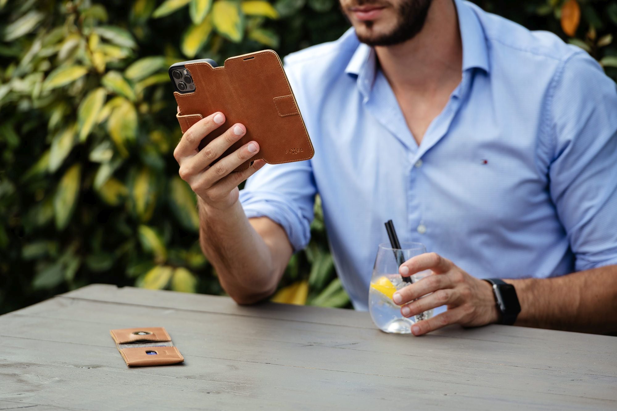 Kožené puzdro typu kniha FIXED ProFit pre Apple iPhone 7/8/SE (2020/2022), hnedé
