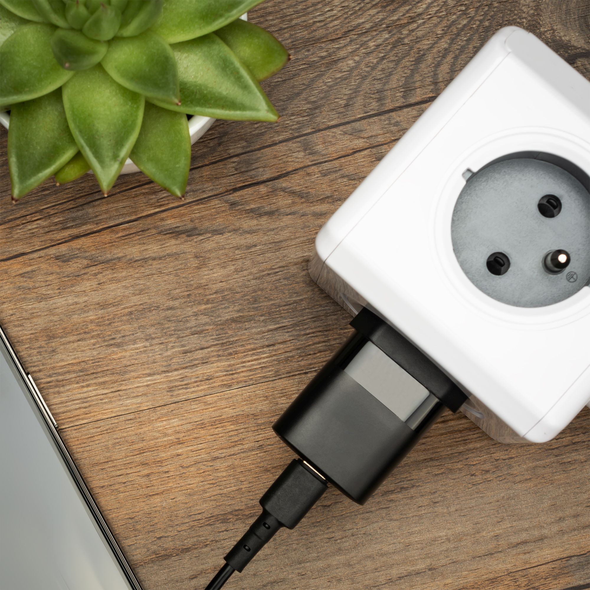 Mini sieťová nabíjačka FIXED s výstupom USB-C a káblom USB-C/USB-C, podpora PD, 1 meter, 20 W, čierna