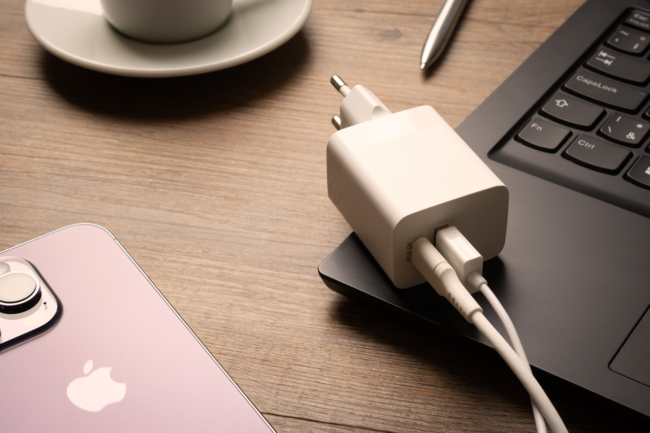 Mini sieťová nabíjačka FIXED s výstupom USB-C a USB, podpora PD, 45 W, biela
