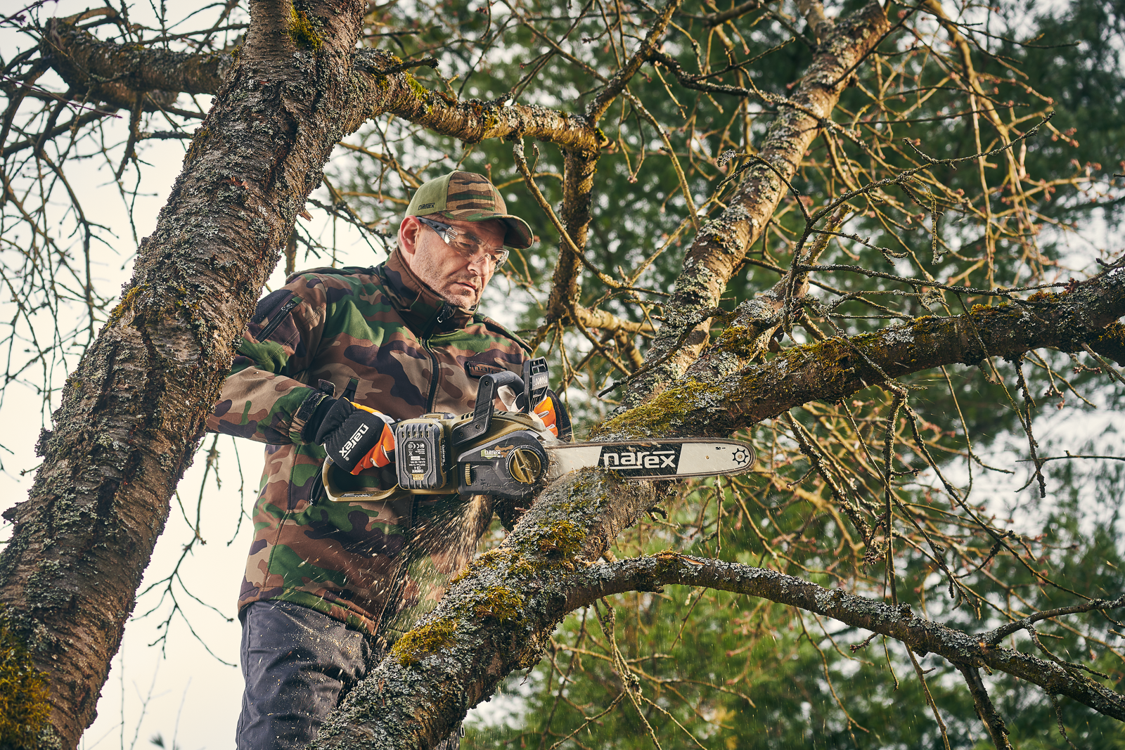 NAREX CPR 350 Akumulátorová řetězová pila CAMOUFLAGE bez aku