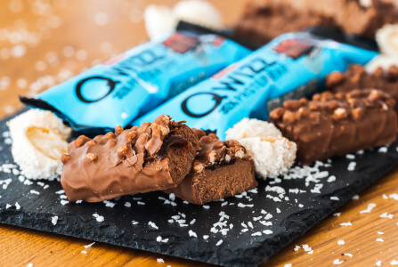 Nutrend QWIZZ PROTEIN BAR, 60 g, mandľová čokoláda