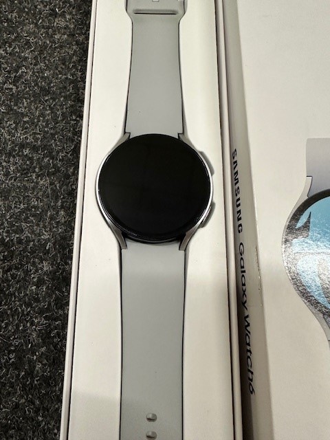 Samsung Galaxy Watch6 44mm stříbrné