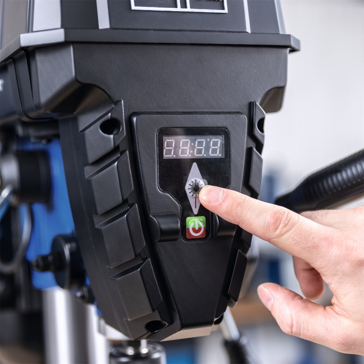 Scheppach TBM 300 Vario stojanová vrtačka s křížovým laserem a LED osvětlením