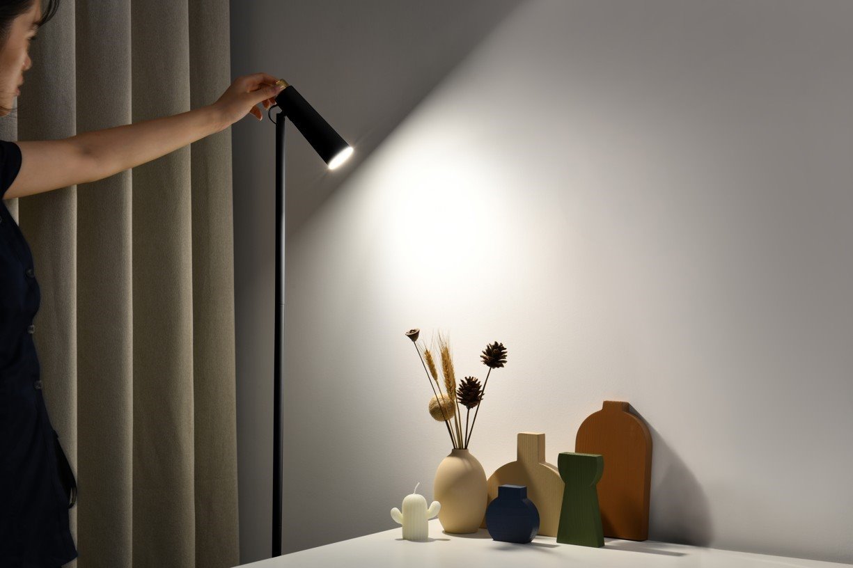 Stojacia lampa LED Immax TIT, čierna so zlatými prvkami, CCT
