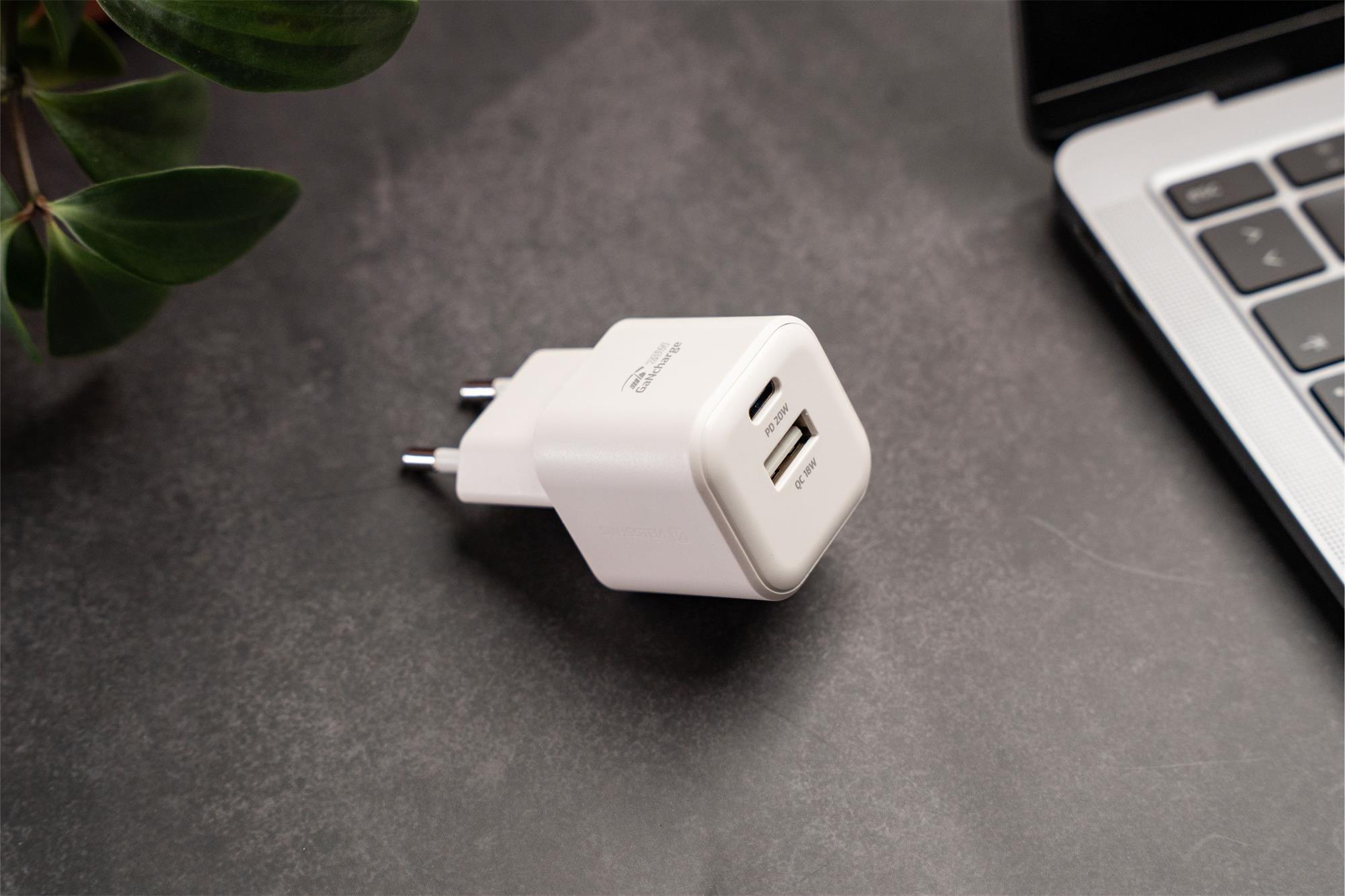 SWISSTEN SÍŤOVÝ ADAPTÉR GaN 1x USB-C 20W PD A 1x USB-A 18W QC BÍLÝ