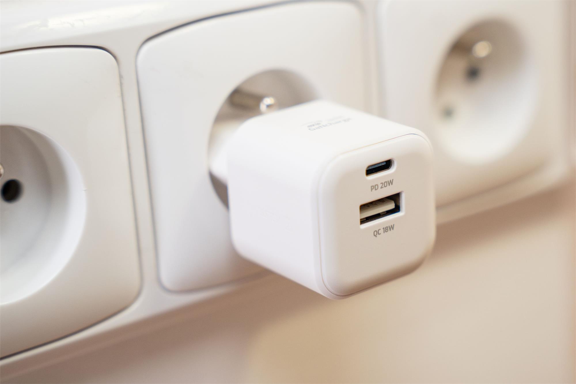 SWISSTEN SÍŤOVÝ ADAPTÉR GaN 1x USB-C 20W PD A 1x USB-A 18W QC BÍLÝ